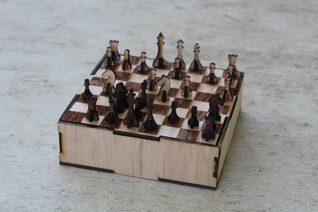ساخت صفحه شطرنج و مهره‌های چوبی زیبا و پرتابل